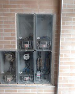 Caixas de energia organizadas em condomínio