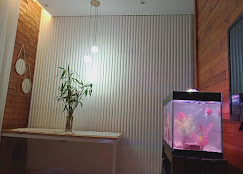 Iluminação minimalista em sala residencial